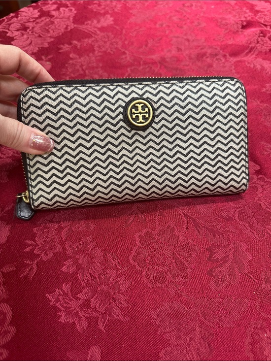 Tory Burch Handbags - Tory Burch Black & Cream Leather Zig Zag Print Long Zip Wallet